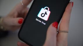 Cette photographie, prise le 15 mars 2025 à Paris, montre le logo de l'application chinoise TikTok Shop sur l'écran d'un iPhone, alors que la plateforme déploie sa division shopping en Europe.