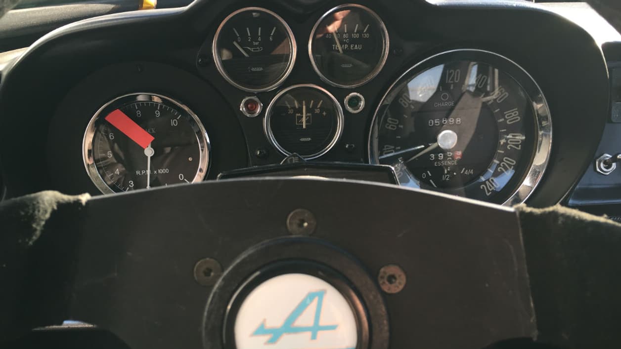 La voiture a presque 50 ans mais en 2016, le logo n'a jamais paru aussi actuel.