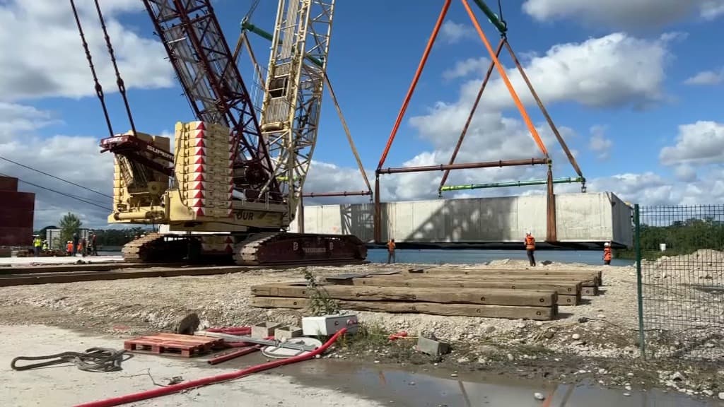 La grue de 56 mètres a permis de déplacer la cuve.