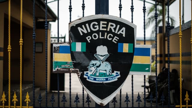 L'emblème de la police nigériane, photographié en février 2019 à Port Harcourt.