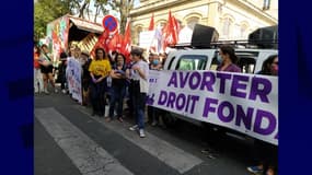 Ce samedi, une centaine de personnes ont défendu le "droit fondamental" à l'avortement à Paris, à quelques jours de la journée mondiale du droit à l'avortement, prévue mardi prochain.