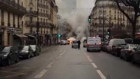 Un bus de la RATP en feu à Paris - Témoins BFMTV