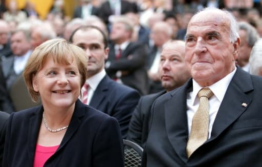 La chancelière allemande Angela Merkel et l'ancien chancelier Helmut Kohl, le 27 septembre 2012 à Berlin La chancelière allemande Angela Merkel et l'ancien chancelier Helmut Kohl, le 27 septembre 2012 à Berlin