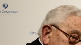 François Hollande reçoit son prix, le 19 septembre, à New York, des mains d'Henry Kissinger (à gauche). 