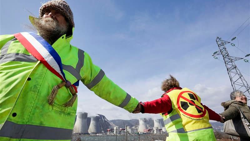 Militants anti-nucléaire près de la centrale de Cruas-Meysse. Quelque 60.000 personnes ont formé une chaine humaine de 235 kilomètres de long dimanche entre Lyon et Avignon pour demander la sortie du nucléaire, selon l'estimation des organisateurs. /Photo