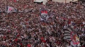 Les supporters de l'Eintracht Francfort accueillant les joueurs en héros