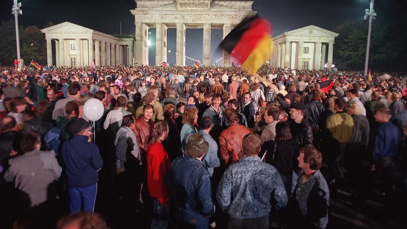 Le 3 octobre 1990, des Berlinois fêtent la Réunification devant la porte de Brandebourg.