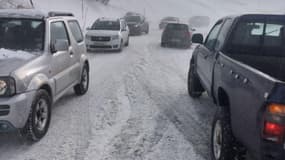 À chaque chute de neige importante, les voitures peinent à circuler sur les routes du col du Lautaret.