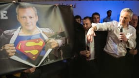 Des soutiens de Bruno Le Maire lui offrent un poster à son effigie en Superman, lors d'un meeting à Vesoul fin févier 2016.