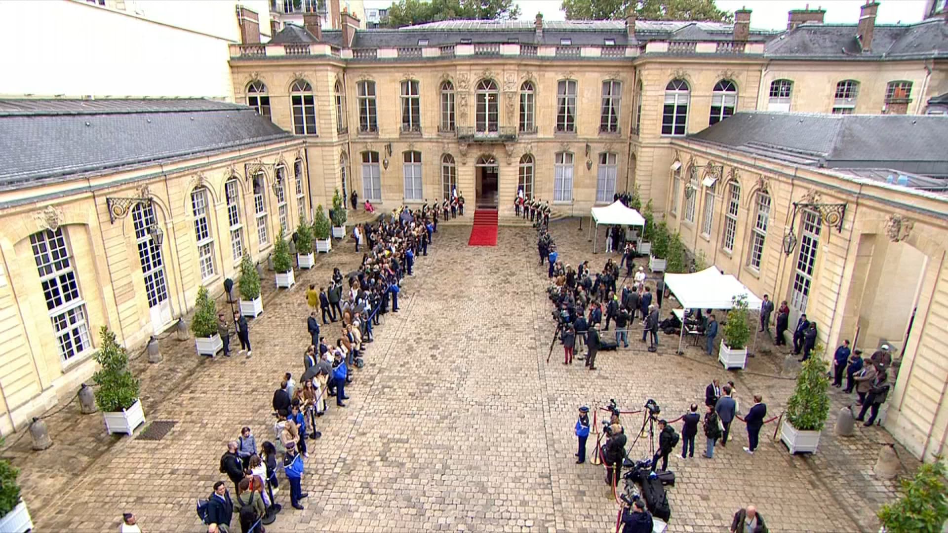 La cour de Matignon, quelques minutes avant la passation entre Gabriel Attal et Michel Barnier, le 5 septembre 2024 La cour de Matignon, quelques minutes avant la passation entre Gabriel Attal et Michel Barnier, le 5 septembre 2024