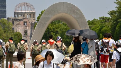 De nombreux visiteurs sont allés prier le 5 août 2015 au Mémorial de la Paix de Hiroshima, pour le 70e anniversaire du bombardement atomique américain que le 6 août 1945 a rasé cette ville de l'ouest du japon à la fin de la Seconde guerr...