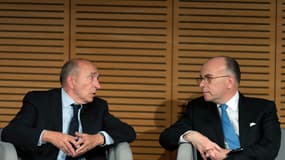 Gérard Collomb et Bernard Cazeneuve discutent pendant le forum TAC à Lyon, le 28 avril. 