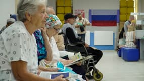 Des résidents demandent la citoyenneté russe à Kherson, le 21 juillet 2022, dans le contexte de l'action militaire russe en Ukraine.