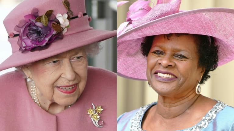 La reine Elizabeth II (à gauche) lors d'une cérémonie à Cardiff au Royaume-Uni le 14 octobre 2021, et la gouverneure générale de la Barbade, désormais cheffe de l'Etat.