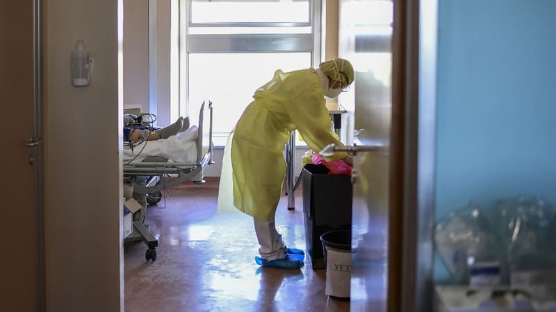 Un soignant à l'hôpital de Crémone en Italie le 22 avril 2020