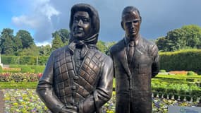 Une sculpture en bronze représentant la reine Élizabeth II et le prince Philip, duc d'Édimbourg, créée par l'artiste Anto Brennan, dans les jardins du château d'Antrim, au nord-ouest de Belfast, le 11 septembre 2024. 