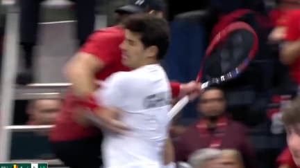 Zizou Bergs percute Cristian Garin lors du match de Coupe Davis Belgique-Chili, le 2 février 2025.
