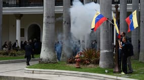 Des partisans du président Nicolas Maduro envahissent l'enceinte du Parlement à Caracas, au Venezuela, le 5 juillet 2017