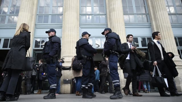 La gare du Nord est déjà équipée de portiques, mais devant les quais.