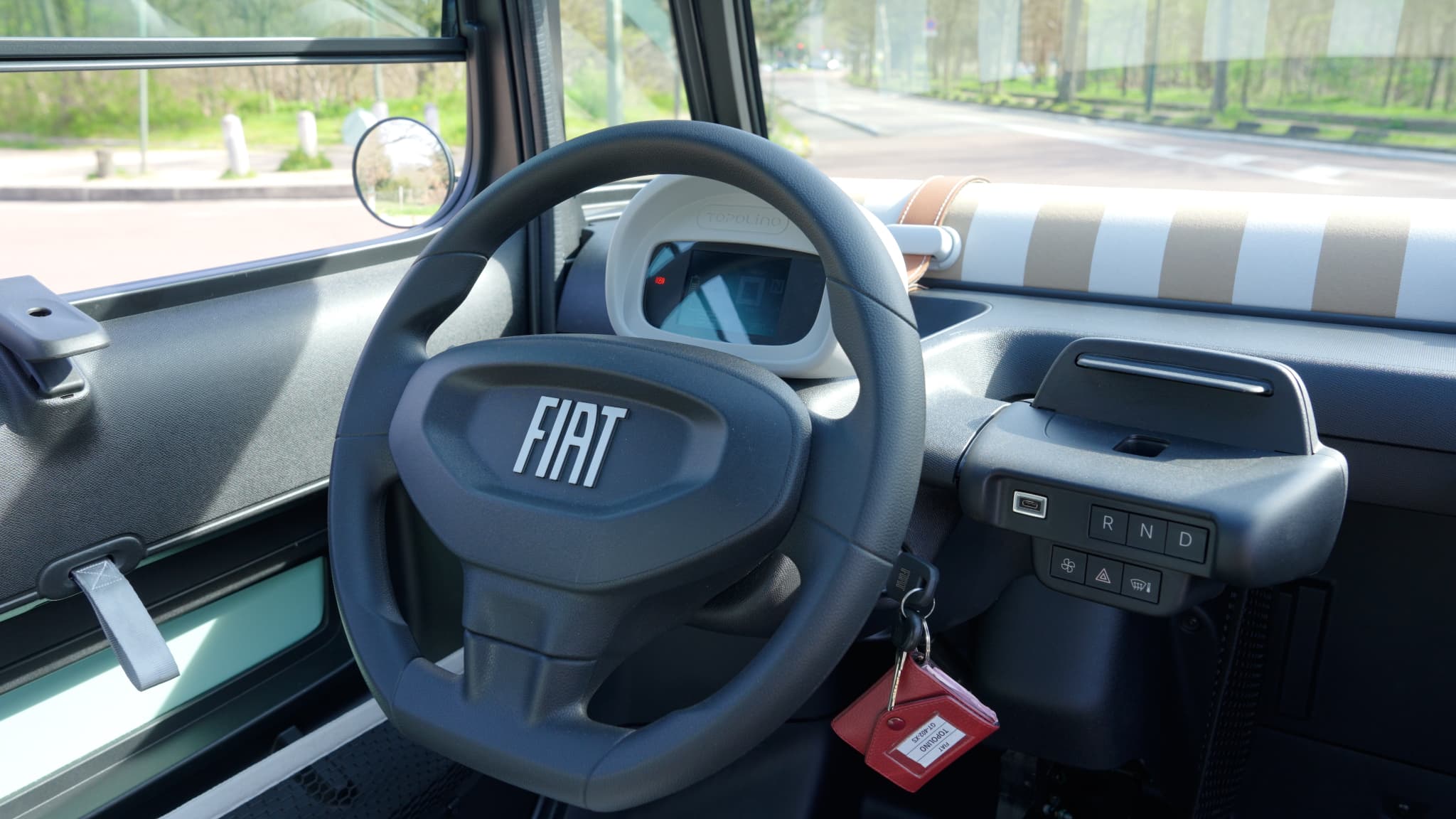 L'intérieur profite d'une "Dolce Vita Box", mais reste très proche de la Citroën AMI.