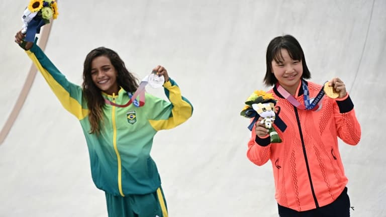 La Brésilienne Rayssa Leal et la Japonaise Momiji Nishiya sur le podium de l'épreuve de skateboard de street des Jeux olympiques de Tokyo, le 26 juillet 2021 La Brésilienne Rayssa Leal et la Japonaise Momiji Nishiya sur le podium de l'épreuve de skateboard de street des Jeux olympiques de Tokyo, le 26 juillet 2021