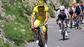 Tadej Pogacar attaquant sur la 17e étape du Tour de France 2024