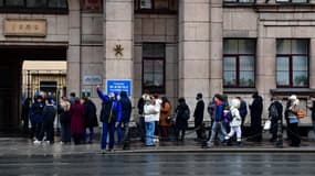 Des personnes font la queue devant un bureau de vote lors de l'élection présidentielle russe à Saint-Pétersbourg, le 17 mars 2024.