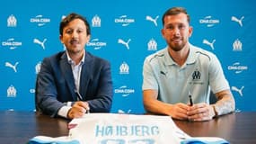 Pablo Longoria et Pierre-Emile Hojbjerg lors de sa signature à l'OM, le 22 juillet 2024