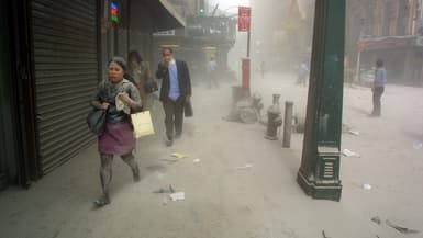 Des piétons en train d'essayer d'échapper aux cendres après l'effondrement des tours jumelles à New York le 11 septembre 2001.