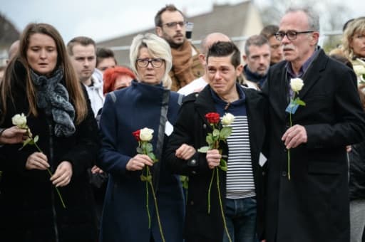 Jonathann Daval (2e d) lors d'une marche silencieuse à Gray, le 5 novembre 2017 Jonathann Daval (2e d) lors d'une marche silencieuse à Gray, le 5 novembre 2017