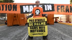 Un militant de Greenpeace lors du blocage de la raffinerie Total de La Mède, le 29 octobre 2019