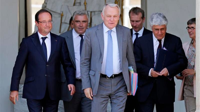 Le gouvernement français s'octroie une courte trêve estivale avant une rentrée explosive où il devra à la fois réformer les retraites, trouver 20 milliards d'euros pour boucler le budget 2014 et, en quatre mois, inverser la courbe du chômage. /Photo prise
