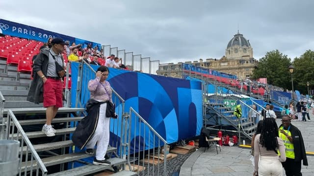 Les premiers spectateurs arrivent pour la cérémonie d'ouverture, le 26 juillet 2024. Les premiers spectateurs arrivent pour la cérémonie d'ouverture, le 26 juillet 2024.