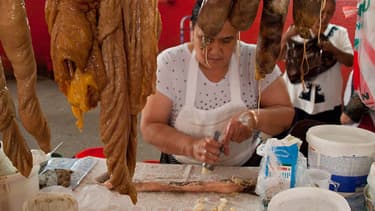 Préparation du "tchoutchouk", une saucisse de cheval.