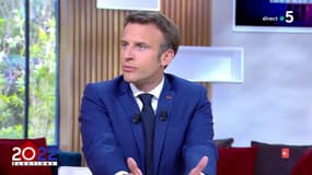 Emmanuel Macron sur le plateau de C à vous le 18 avril 2022.
