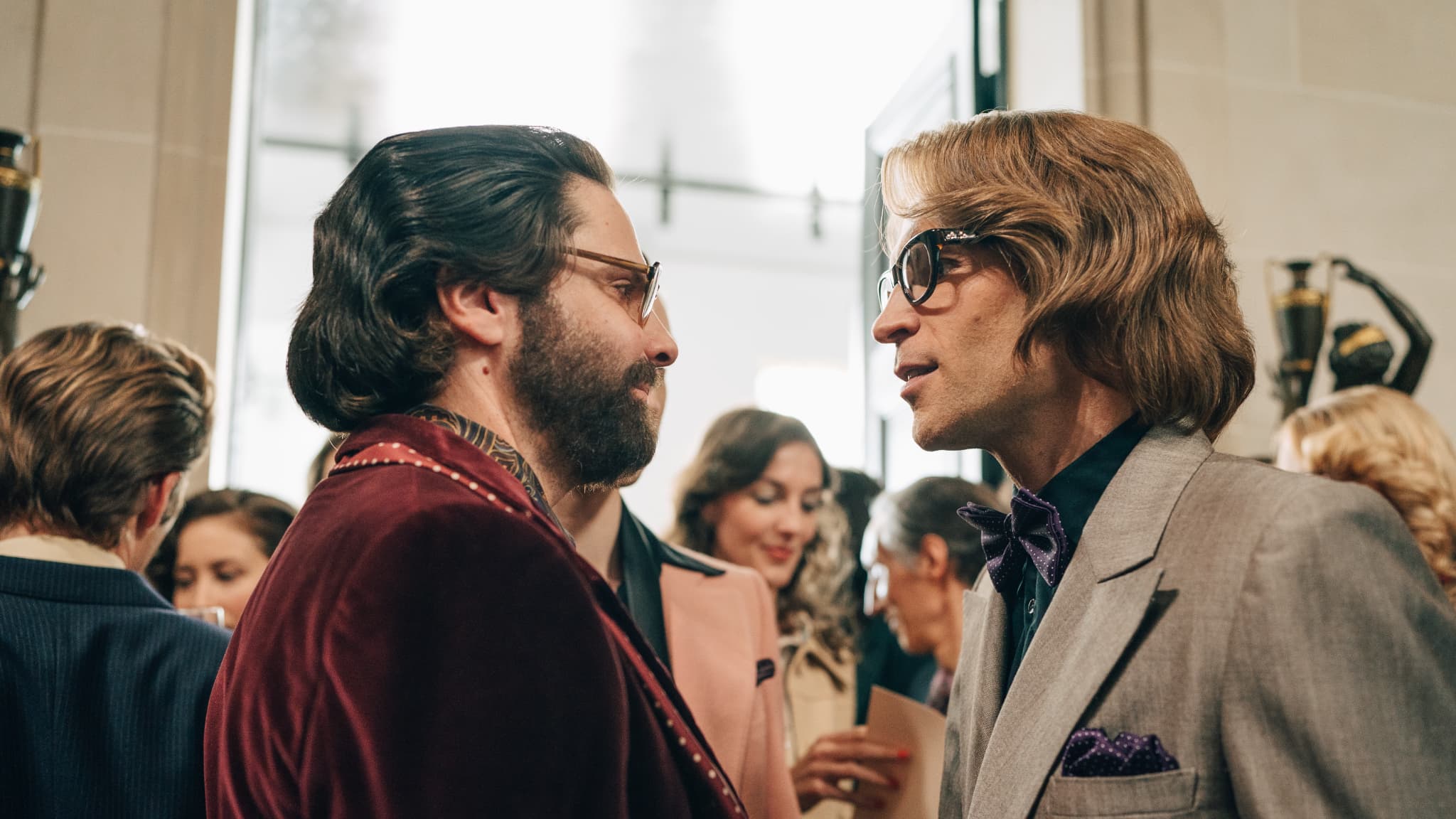 Karl Lagerfeld (Daniel Brühl) et Yves Saint Laurent (Arnaud Valois) dans la série diffusée sur Disney+ Becoming Karl Lagerfeld Karl Lagerfeld (Daniel Brühl) et Yves Saint Laurent (Arnaud Valois) dans la série diffusée sur Disney+ Becoming Karl Lagerfeld