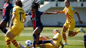 La milieu de terrain du PSG Ashley Lawrence (c) face à Barcelone, le 25 avril 2021 à Saint-Germain-en-Laye.