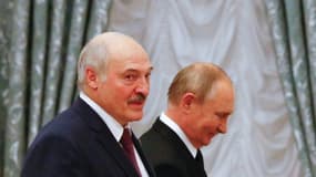 Les présidents russe et bélarusse Vladimir Poutine (D) et Alexandre Loukachenko (G) le 9 septembre 2021 au Kremlin
