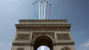 La Patrouille de France (PAF pour Patrouille acrobatique de France) survole l'Arc de Triomphe, à Paris, le 9 juillet 2025, lors d'une répétition du défilé annuel du 14 juillet