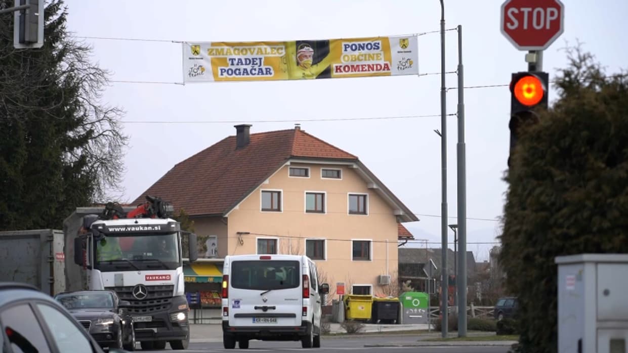 Une banderole célébrant Pogacar à Komenda Une banderole célébrant Pogacar à Komenda
