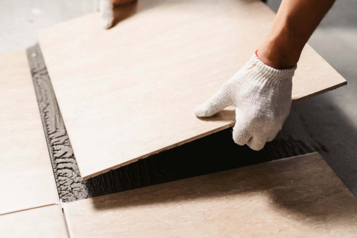 Comment bien choisir sa colle à carrelage