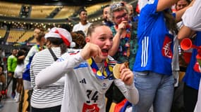 Léna Grandveau lors du sacre mondial de l'équipe de France féminine de handball, le 17 décembre 2023 au Danemark