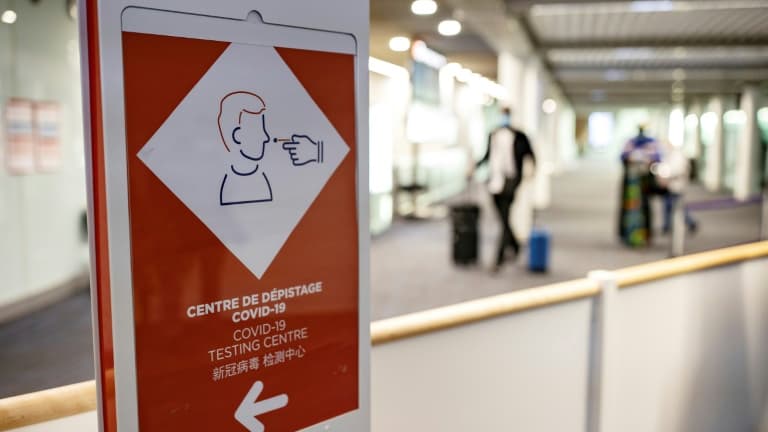  Les panneaux pour orienter vers les contrôles sanitaires à l'aéroport de Roissy le 25 avril 2021 (photo d'illustration)