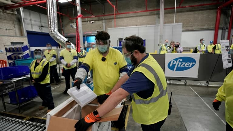 Préparation de caisses de vaccin anti-Covid Pfizer-BioNTech à expédier dans tous les Etats-Unis, à l'usine Pfizer de Kalamazoo dans le Michigan, le 13 décembre 2020