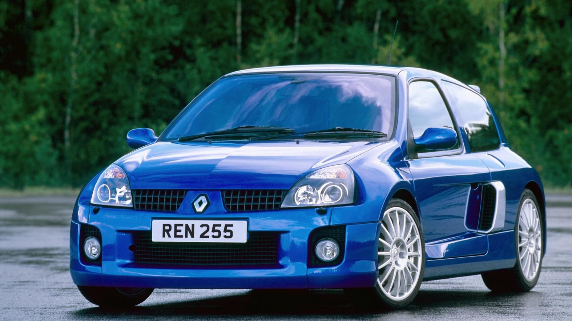 La Clio V6 phase II, issue du restylage de la Clio. La Clio V6 phase II, issue du restylage de la Clio.