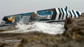 Les secouristes ont stoppé dimanche leurs recherches dans l'épave du Paquebot Costa Concordia, au large de l'île italienne du Giglio, en raison d'une forte houle et de vents forts. /Photo prise le 29 janvier 2012/REUTERS/Darrin Zammit Lupi