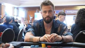 Nino Arial : de la scène aux tapis verts, une première réussie au Winamax Poker Open. 