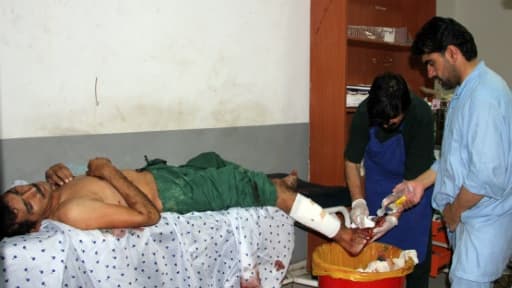 Un Afghan, blessé dans un attentat suicide à Khost, dans l'est de l'Afghanistan, est soigné dans un hôpital de la ville, le 12 juillet 2015