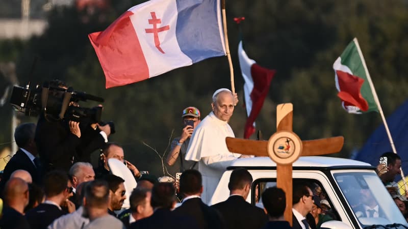 Le pape arrive en hélicoptère devant des centaines de milliers de jeunes catholiques à Rome
