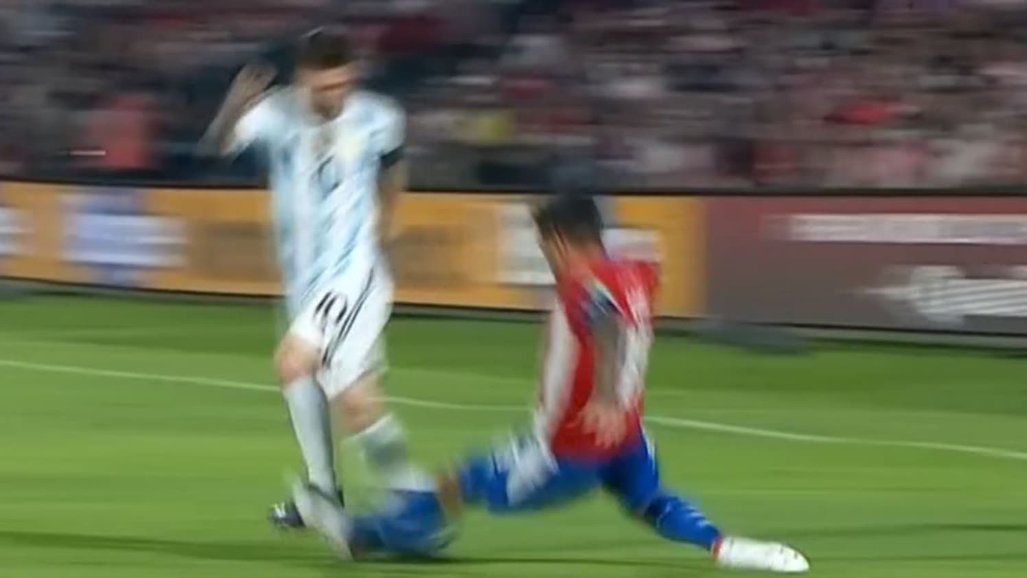 Le faute de Gomez sur Messi sous un autre angle
